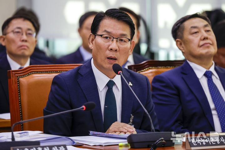 [서울=뉴시스] 정병혁 기자 = 김인중 한국농어촌공사 사장이 14일 서울 여의도 국회에서 열린 농림축산식품해양수산위원회의 농촌진흥청 등에 대한 국정감사에서 질문에 답하고 있다. 2026.10.14. jhope@newsis.com