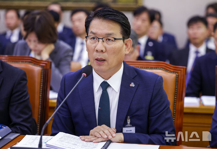 [서울=뉴시스] 정병혁 기자 = 김인중 한국농어촌공사 사장이 14일 서울 여의도 국회에서 열린 농림축산식품해양수산위원회의 농촌진흥청 등에 대한 국정감사에서 질문에 답하고 있다. 2026.10.14. jhope@newsis.com