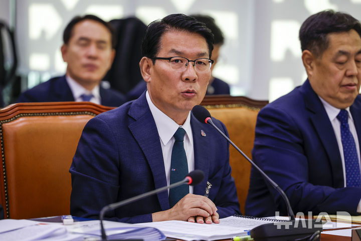 [서울=뉴시스] 정병혁 기자 = 김인중 한국농어촌공사 사장이 14일 서울 여의도 국회에서 열린 농림축산식품해양수산위원회의 농촌진흥청 등에 대한 국정감사에서 질문에 답하고 있다. 2026.10.14. jhope@newsis.com