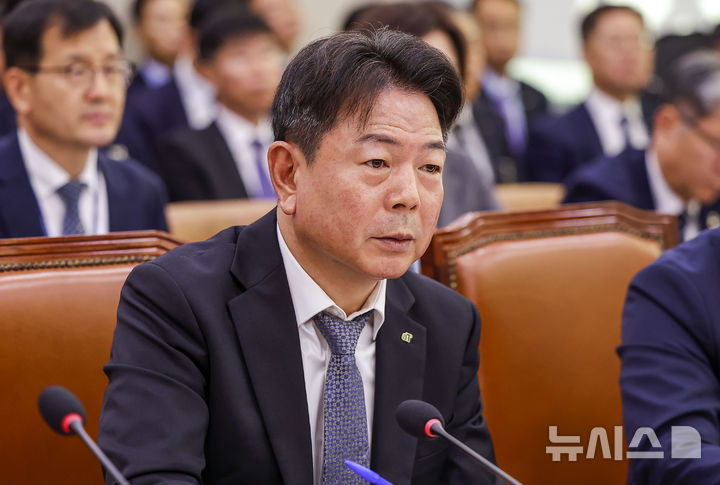 [서울=뉴시스] 정병혁 기자 = 김창국 한국농수산식품유통공사 사장 직무대행이 14일 서울 여의도 국회에서 열린 농림축산식품해양수산위원회의 농촌진흥청 등에 대한 국정감사에서 질문에 답하고 있다. 2026.10.14. jhope@newsis.com