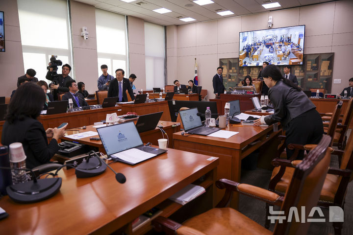 [서울=뉴시스] 정병혁 기자 = 14일 서울 여의도 국회에서 열린 문화체육관광위원회의 한국관광공사 등 문화체육관광부 산하 공공기관 및 유관기관 국정감사에서 국민의힘 의원들이 자리가 비어있다. 이날 문체위는 국정감사에 앞서 열린 전체회의에서 증인채택과 관련해 토론을 이어가다 국민의힘 의원들이 회의장을 빠져나갔다. 2026.10.14. jhope@newsis.com