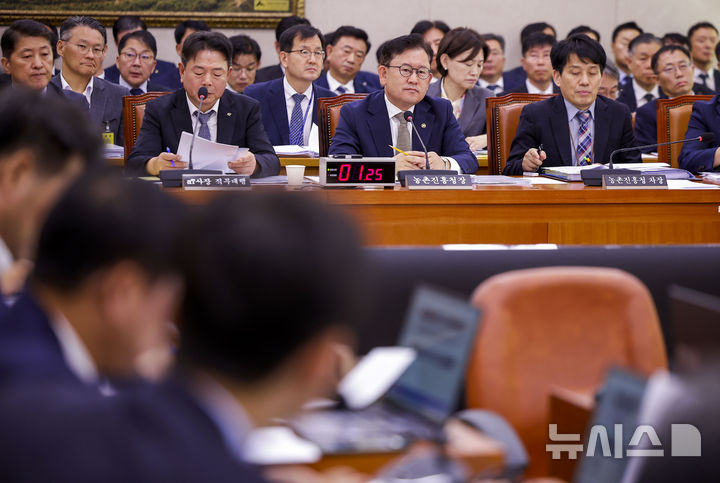 [서울=뉴시스] 정병혁 기자 = 이승돈 농촌진흥청장이 14일 서울 여의도 국회에서 열린 농림축산식품해양수산위원회의 농촌진흥청 등에 대한 국정감사에서 질문에 답하고 있다. 2026.10.14. jhope@newsis.com