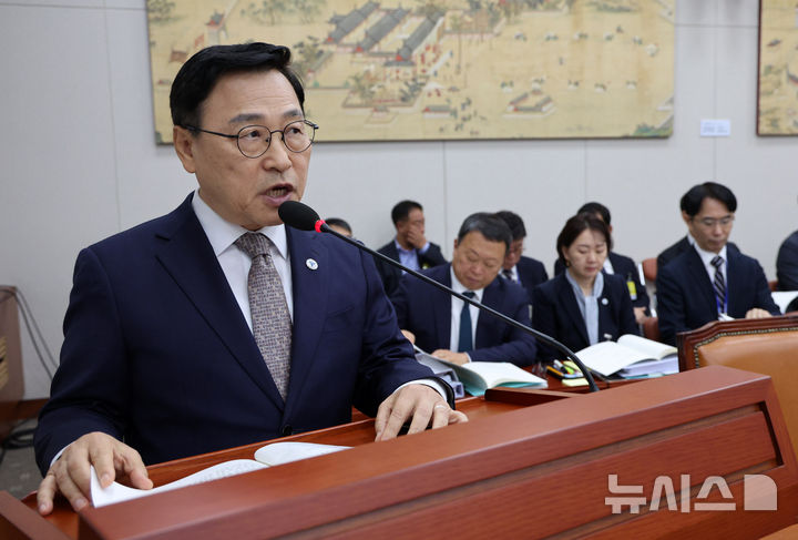 [서울=뉴시스] 고범준 기자 = 정근식 서울시교육감이 14일 서울 여의도 국회에서 열린 교육위원회 국정감사(서울교육청 등)에서 업무보고를 하고 있다. 2026.10.14. bjko@newsis.com