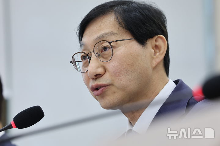 [서울=뉴시스] 최진석 기자 = 김성주 국민연금공단 이사장이 14일 여의도 국회에서 열린 보건복지위원회의 국민연금공단 국정감사에 출석해 의원 질의에 답하고 있다. 2026.10.14. myjs@newsis.com