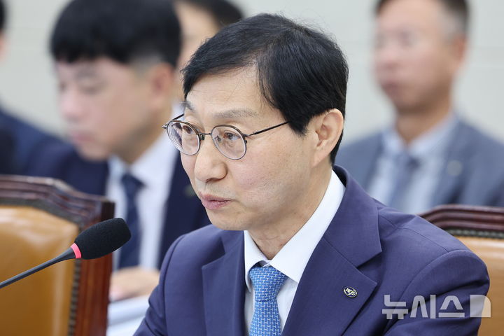 [서울=뉴시스] 최진석 기자 = 김성주 국민연금공단 이사장이 14일 여의도 국회에서 열린 보건복지위원회의 국민연금공단 국정감사에 출석해 의원 질의에 답하고 있다. 2026.10.14. myjs@newsis.com