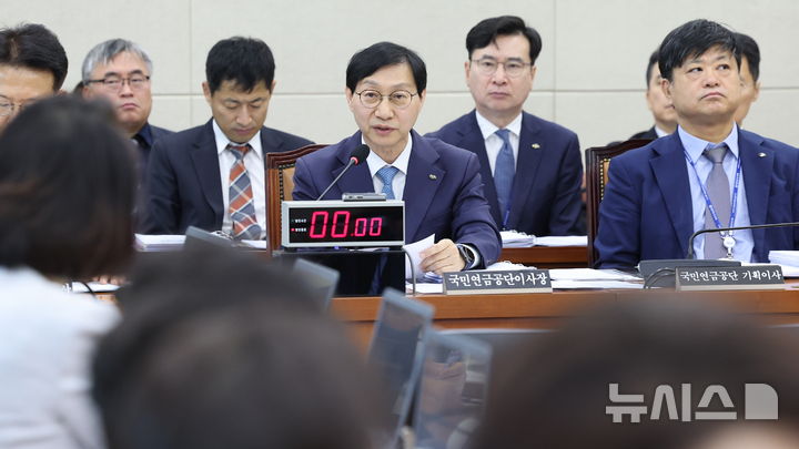 [서울=뉴시스] 최진석 기자 = 김성주 국민연금공단 이사장이 14일 여의도 국회에서 열린 보건복지위원회의 국민연금공단 국정감사에 출석해 의원 질의에 답하고 있다. 2026.10.14. myjs@newsis.com