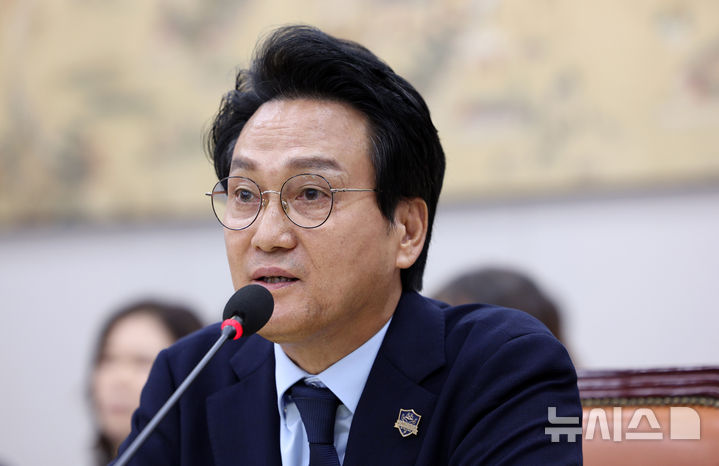 [서울=뉴시스] 고범준 기자 = 안민석 경기도교육감이 14일 서울 여의도 국회에서 열린 교육위원회 국정감사(서울교육청 등)에서 의원 질의에 답변하고 있다. 2026.10.14. bjko@newsis.com