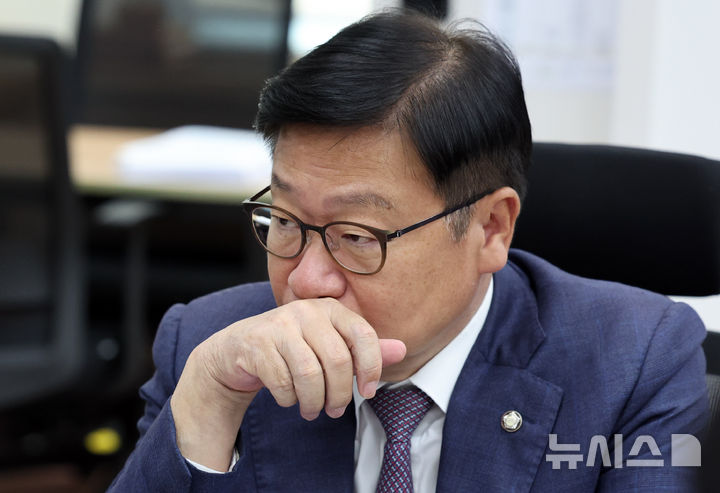[서울=뉴시스] 최진석 기자 = 정점식 국민의힘 원내대표가 14일 여의도 국회에서 국정감사 현안 관련 기자간담회에 앞서 생각에 잠겨 있다. 2026.10.14. myjs@newsis.com