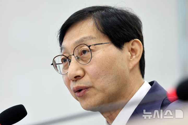 [서울=뉴시스] 최진석 기자 = 김성주 국민연금공단 이사장이 14일 여의도 국회에서 열린 보건복지위원회의 국민연금공단 국정감사에 출석해  의원 질의에 답하고 있다. 2026.10.14. myjs@newsis.com