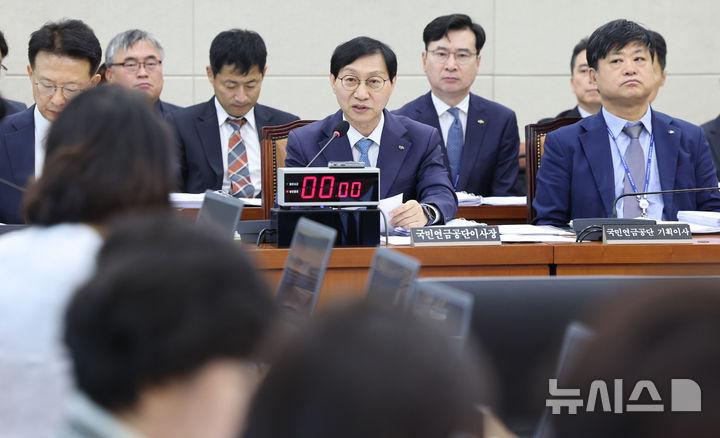 [서울=뉴시스] 최진석 기자 = 김성주 국민연금공단 이사장이 14일 여의도 국회에서 열린 보건복지위원회의 국민연금공단 국정감사에 출석해 의원 질의에 답하고 있다. 2026.10.14. myjs@newsis.com