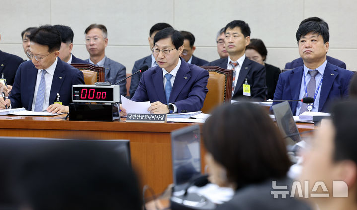 [서울=뉴시스] 최진석 기자 = 김성주 국민연금공단 이사장이 14일 여의도 국회에서 열린 보건복지위원회의 국민연금공단 국정감사에 출석해 의원 질의에 답하고 있다. 2026.10.14. myjs@newsis.com