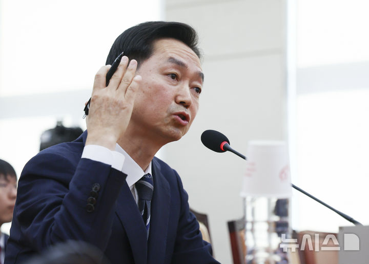 [서울=뉴시스] 김근수 기자 = 김지용 중대범죄수사청장 후보자가 14일 오전 서울 여의도 국회에서 열린 중수청장 후보자 인사청문회에서 질의에 답하고 있다. 2026.10.14. ks@newsis.com