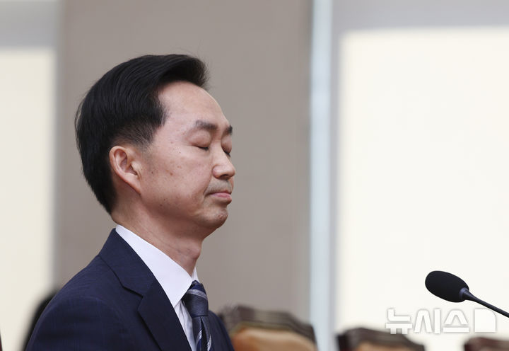 [서울=뉴시스] 김근수 기자 = 김지용 중대범죄수사청장 후보자가 14일 오전 서울 여의도 국회에서 열린 중수청장 후보자 인사청문회에서 잠시 생각에 잠겨 있다. 2026.10.14. ks@newsis.com