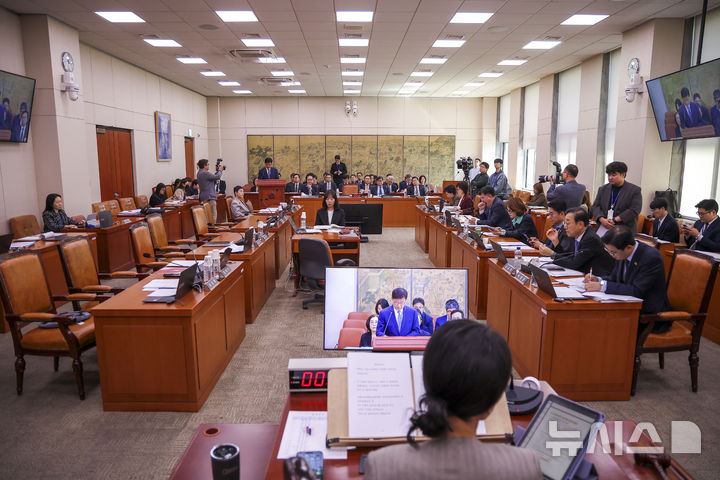 [서울=뉴시스] 정병혁 기자 = 14일 서울 여의도 국회에서 열린 문화체육관광위원회의 한국관광공사 등 문화체육관광부 산하 공공기관 및 유관기관 국정감사에서 국민의힘 의원들이 자리가 비어있다. 이날 문체위는 국정감사에 앞서 열린 전체회의에서 증인채택과 관련해 토론을 이어가다 국민의힘 의원들이 회의장을 빠져나갔다. 2026.10.14. jhope@newsis.com