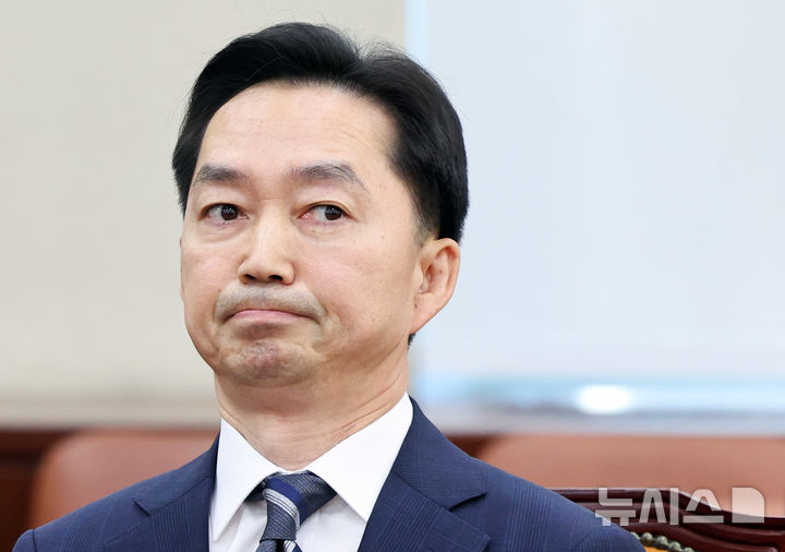 [서울=뉴시스] 최진석 기자 = 김지용 중대범죄수사청장 후보자가 14일 여의도 국회에서 열린 행정안전위원회의 중수청장 후보자 인사청문회에 출석해 생각에 잠겨 있다. 2026.10.14. myjs@newsis.com