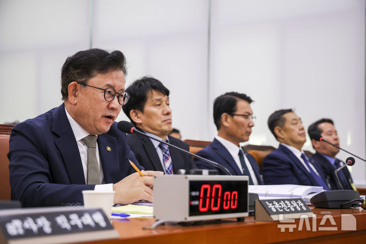 [서울=뉴시스] 정병혁 기자 = 이승돈 농촌진흥청장이 14일 서울 여의도 국회에서 열린 농림축산식품해양수산위원회의 농촌진흥청 등에 대한 국정감사에서 질문에 답하고 있다. 2026.10.14. jhope@newsis.com