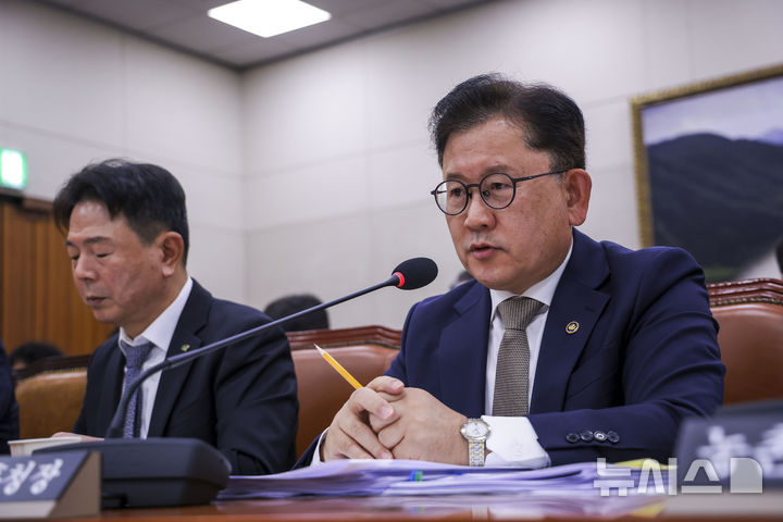 [서울=뉴시스] 정병혁 기자 = 이승돈 농촌진흥청장이 14일 서울 여의도 국회에서 열린 농림축산식품해양수산위원회의 농촌진흥청 등에 대한 국정감사에서 질문에 답하고 있다. 2026.10.14. jhope@newsis.com
