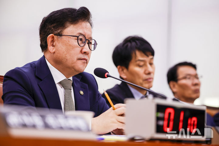 [서울=뉴시스] 정병혁 기자 = 이승돈 농촌진흥청장이 14일 서울 여의도 국회에서 열린 농림축산식품해양수산위원회의 농촌진흥청 등에 대한 국정감사에서 질문에 답하고 있다. 2026.10.14. jhope@newsis.com