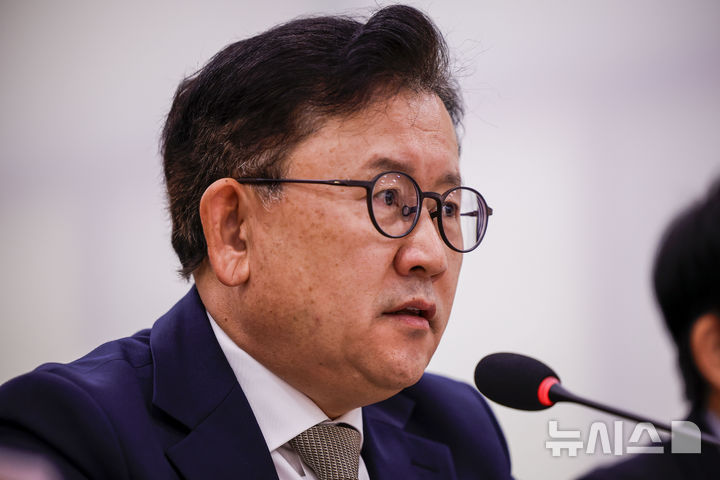 [서울=뉴시스] 정병혁 기자 = 이승돈 농촌진흥청장이 14일 서울 여의도 국회에서 열린 농림축산식품해양수산위원회의 농촌진흥청 등에 대한 국정감사에서 질문에 답하고 있다. 2026.10.14. jhope@newsis.com