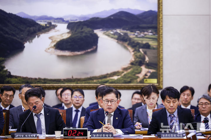 [서울=뉴시스] 정병혁 기자 = 이승돈 농촌진흥청장이 14일 서울 여의도 국회에서 열린 농림축산식품해양수산위원회의 농촌진흥청 등에 대한 국정감사에서 질문에 답하고 있다. 2026.10.14. jhope@newsis.com