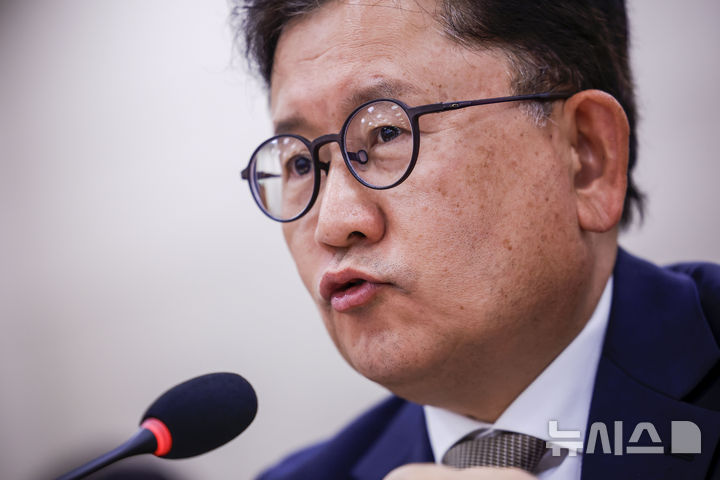 [서울=뉴시스] 정병혁 기자 = 이승돈 농촌진흥청장이 14일 서울 여의도 국회에서 열린 농림축산식품해양수산위원회의 농촌진흥청 등에 대한 국정감사에서 질문에 답하고 있다. 2026.10.14. jhope@newsis.com