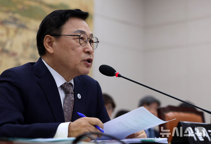 [서울=뉴시스] 고범준 기자 = 정근식 서울시교육감이 14일 서울 여의도 국회에서 열린 교육위원회 국정감사(서울교육청 등)에서 의원질의에 답변하고 있다. 2026.10.14. bjko@newsis.com