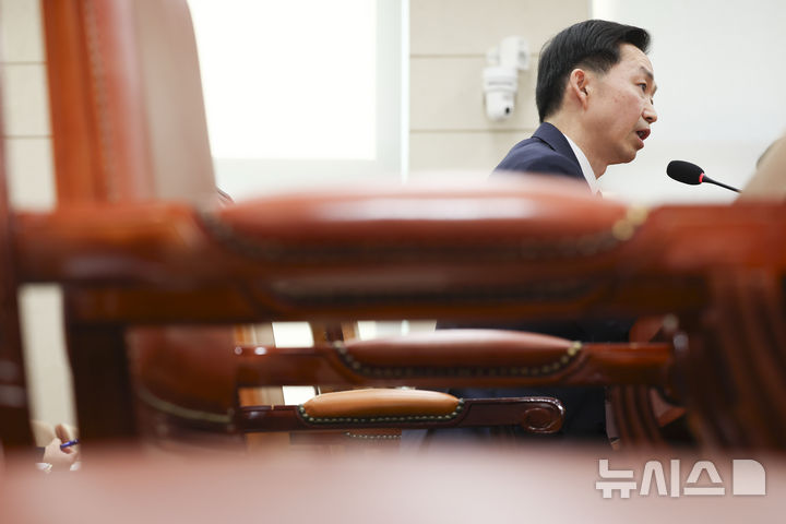 [서울=뉴시스] 김근수 기자 = 김지용 중대범죄수사청장 후보자가 14일 오전 서울 여의도 국회에서 열린 중수청장 후보자 인사청문회에서 질의에 답하고 있다. 2026.10.14. ks@newsis.com