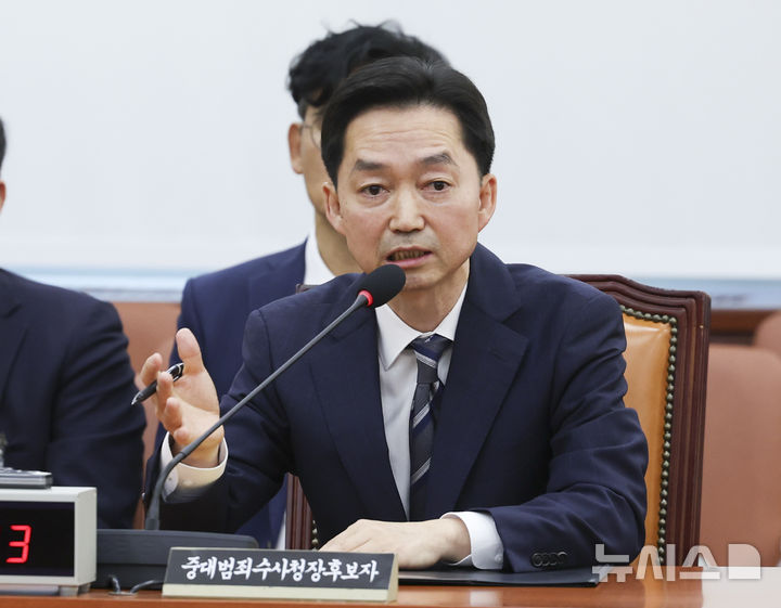 [서울=뉴시스] 김근수 기자 = 김지용 중대범죄수사청장 후보자가 14일 오전 서울 여의도 국회에서 열린 중수청장 후보자 인사청문회에서 질의에 답하고 있다. 2026.10.14. ks@newsis.com