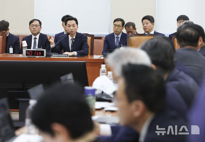 [서울=뉴시스] 김근수 기자 = 김지용 중대범죄수사청장 후보자가 14일 오전 서울 여의도 국회에서 열린 중수청장 후보자 인사청문회에서 질의에 답하고 있다. 2026.10.14. ks@newsis.com