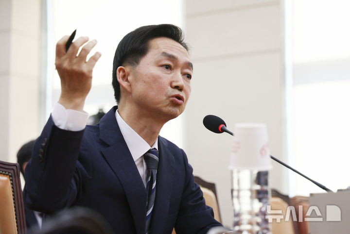 [서울=뉴시스] 김근수 기자 = 김지용 중대범죄수사청장 후보자가 14일 오전 서울 여의도 국회에서 열린 중수청장 후보자 인사청문회에서 질의에 답하고 있다. 2026.10.14. ks@newsis.com