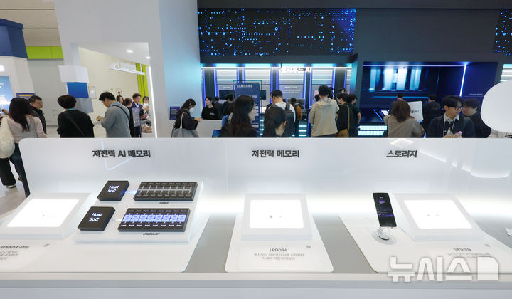 [서울=뉴시스] 전신 기자 = 14일 서울 강남구 코엑스에서 열린 제28회 반도체대전(SEDEX 2026)에서 관람객들이 삼성전자 부스를 둘러보고 있다. 2026.10.14. photo1006@newsis.com