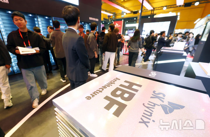 SK하이닉스 HBF 아키텍처 살펴보는 관람객들