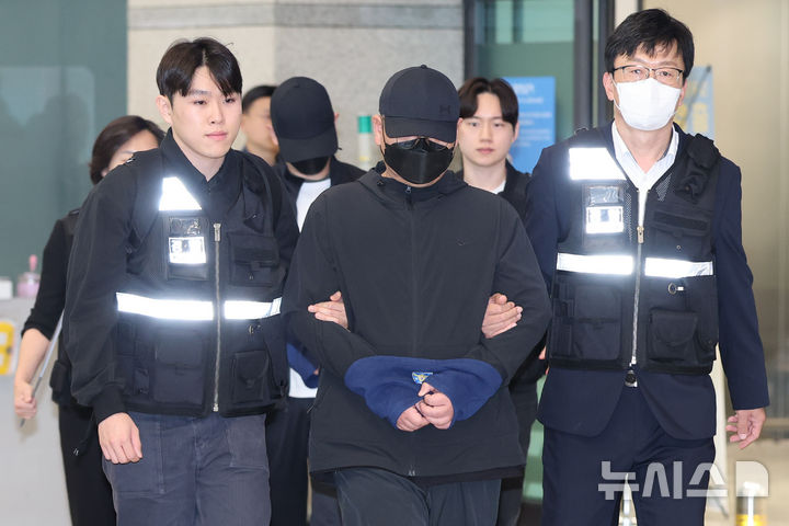 [인천공항=뉴시스] 황준선 기자 = 3조 1000억 규모의 불법 도박 조직을 운영한 부총책 B씨와 개발자 C씨가 14일 인천국제공항 1터미널을 통해 송환되고 있다. 범정부 합동 '초국가범죄 특별대응 태스크포스(TF)'는 아랍에미레이트(UAE) 당국과 공조해 국내 유명 인사들을 초청해 호화생활을 즐기는 등 10년간 해외 도피생활을 했던 불법 도박 조직 운영 총책 A씨와 부총책 B씨, 개발자 C씨를 3명을 현지에서 검거했다. 총책 A씨는 UAE 당국과 협의를 거쳐 송환될 예정이다. 2026.10.14. hwang@newsis.com