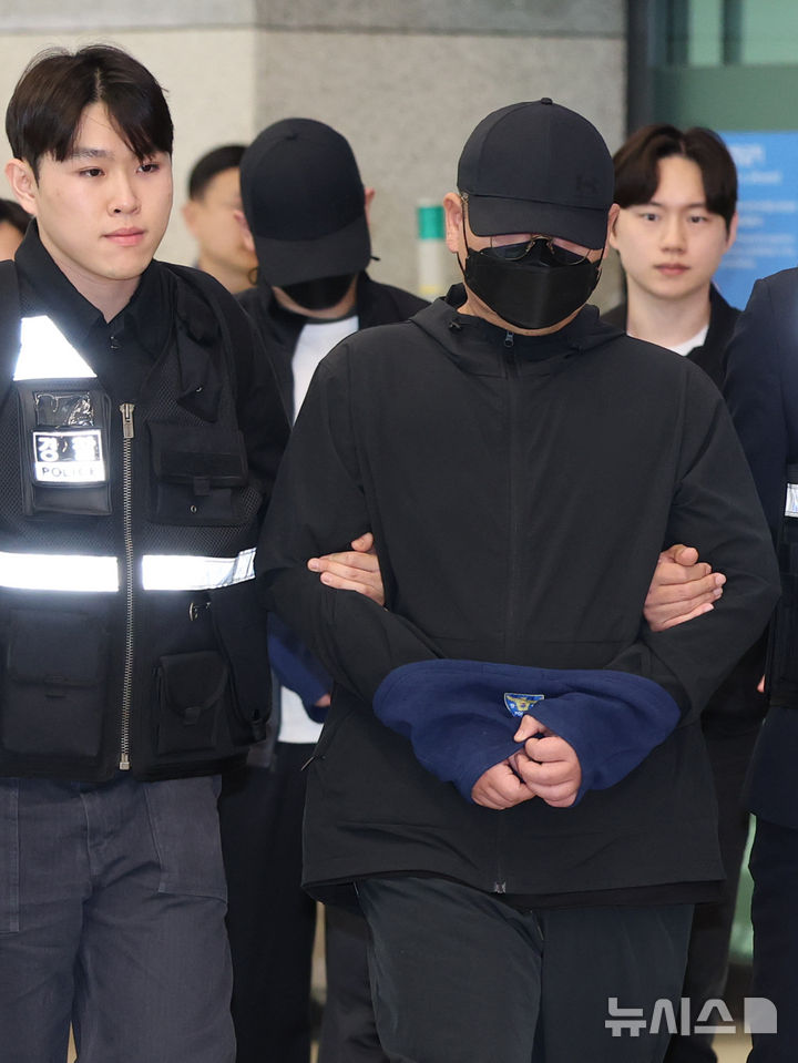 [인천공항=뉴시스] 황준선 기자 = 3조 1000억 규모의 불법 도박 조직을 운영한 부총책 B씨와 개발자 C씨가 14일 인천국제공항 1터미널을 통해 송환되고 있다. 범정부 합동 '초국가범죄 특별대응 태스크포스(TF)'는 아랍에미레이트(UAE) 당국과 공조해 국내 유명 인사들을 초청해 호화생활을 즐기는 등 10년간 해외 도피생활을 했던 불법 도박 조직 운영 총책 A씨와 부총책 B씨, 개발자 C씨를 3명을 현지에서 검거했다. 총책 A씨는 UAE 당국과 협의를 거쳐 송환될 예정이다. 2026.10.14. hwang@newsis.com