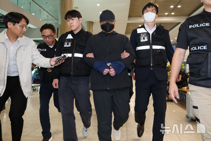 [인천공항=뉴시스] 황준선 기자 = 3조 1000억 규모의 불법 도박 조직을 운영한 부총책 B씨가 14일 인천국제공항 1터미널을 통해 송환되고 있다. 범정부 합동 '초국가범죄 특별대응 태스크포스(TF)'는 아랍에미레이트(UAE) 당국과 공조해 국내 유명 인사들을 초청해 호화생활을 즐기는 등 10년간 해외 도피생활을 했던 불법 도박 조직 운영 총책 A씨와 부총책 B씨, 개발자 C씨를 3명을 현지에서 검거했다. 총책 A씨는 UAE 당국과 협의를 거쳐 송환될 예정이다. 2026.10.14. hwang@newsis.com