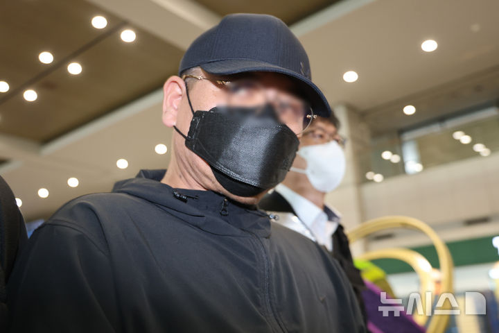 [인천공항=뉴시스] 황준선 기자 = 3조 1000억 규모의 불법 도박 조직을 운영한 부총책 B씨가 14일 인천국제공항 1터미널을 통해 송환되고 있다. 범정부 합동 '초국가범죄 특별대응 태스크포스(TF)'는 아랍에미레이트(UAE) 당국과 공조해 국내 유명 인사들을 초청해 호화생활을 즐기는 등 10년간 해외 도피생활을 했던 불법 도박 조직 운영 총책 A씨와 부총책 B씨, 개발자 C씨를 3명을 현지에서 검거했다. 총책 A씨는 UAE 당국과 협의를 거쳐 송환될 예정이다. 2026.10.14. hwang@newsis.com