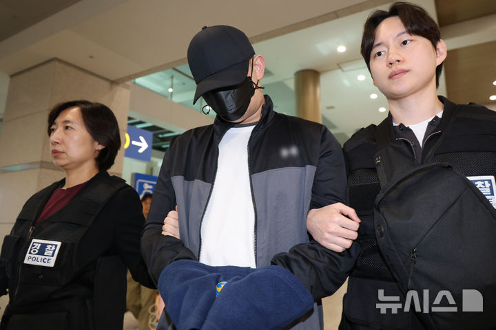 [인천공항=뉴시스] 황준선 기자 = 3조 1000억 규모의 불법 도박 조직을 운영한 개발자 C씨가 14일 인천국제공항 1터미널을 통해 송환되고 있다. 범정부 합동 '초국가범죄 특별대응 태스크포스(TF)'는 아랍에미레이트(UAE) 당국과 공조해 국내 유명 인사들을 초청해 호화생활을 즐기는 등 10년간 해외 도피생활을 했던 불법 도박 조직 운영 총책 A씨와 부총책 B씨, 개발자 C씨를 3명을 현지에서 검거했다. 총책 A씨는 UAE 당국과 협의를 거쳐 송환될 예정이다. 2026.10.14. hwang@newsis.com