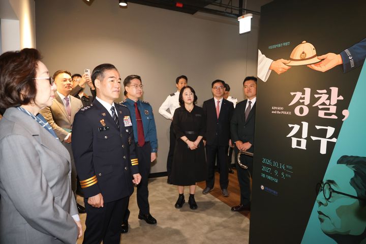 [서울=뉴시스] 김종철 경찰청장 직무대행이 14일 서울 종로구 국립경찰박물관에서 열린 백범 김구 탄생 150주년 특별전 '경찰, 김구' 개막식에 참석해 전시를 관람하고 있다. (사진=경찰청 제공) 2026.10.14. photo@newsis.com *재판매 및 DB 금지