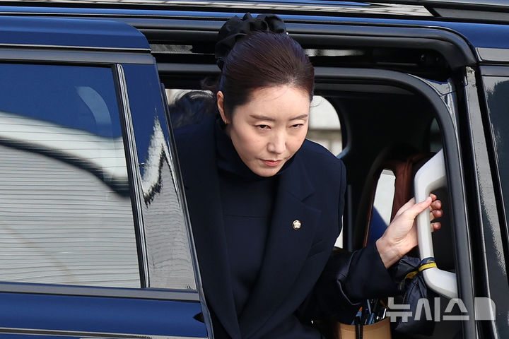 [서울=뉴시스] 조성우 기자 = 공천 헌금 1억원을 수수한 혐의로 기소된 강선우 무소속 의원이 14일 서울 서초구 서울중앙지방법원에서 열린 1심 선고 공판에 출석하고 있다. 2026.10.14. xconfind@newsis.com