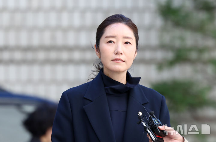 [서울=뉴시스] 조성우 기자 = 공천 헌금 1억원을 수수한 혐의로 기소된 강선우 무소속 의원이 14일 서울 서초구 서울중앙지방법원에서 열린 1심 선고 공판에 출석하고 있다. 2026.10.14. xconfind@newsis.com