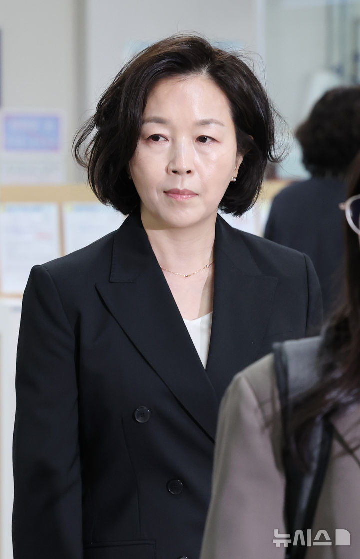 [서울=뉴시스] 조성우 기자 = 1억원의 공천 헌금 의혹을 받는 김경 전 서울시의원이 14일 서울 서초구 서울중앙지방법원에서 열린 1심 선고 공판에 출석하고 있다. (공동취재) 2026.10.14. photo@newsis.com