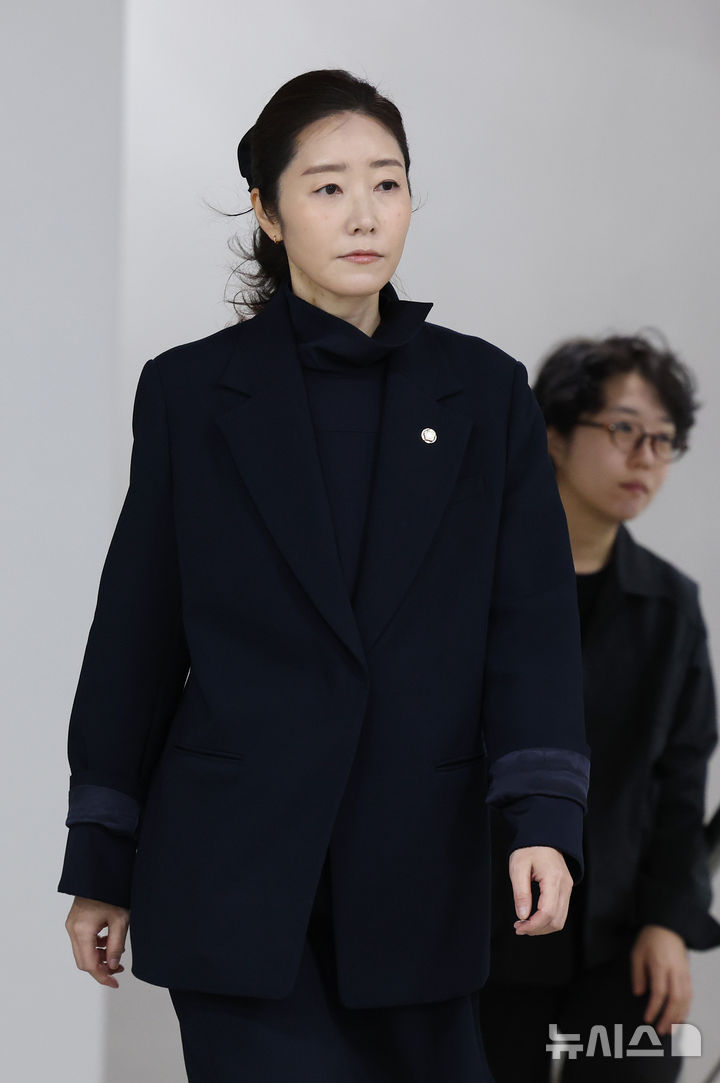 [서울=뉴시스] 조성우 기자 = 공천 헌금 1억원을 수수한 혐의로 기소된 강선우 무소속 의원이 14일 서울 서초구 서울중앙지방법원에서 열린 1심 선고 공판에 출석하고 있다. (공동취재) 2026.10.14. photo@newsis.com