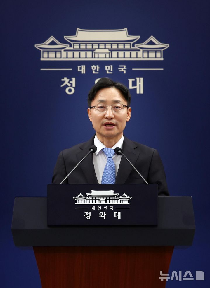 [서울=뉴시스] 조성봉 기자 = 신임 대통령 비서실장에 임명된 임광현 국세청장이 14일 춘추관에서 소감을 밝히고 있다. 2026.10.14. suncho21@newsis.com