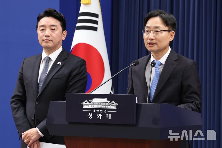 [서울=뉴시스] 조성봉 기자 = 신임 대통령 비서실장에 임명된 임광현 국세청장이 14일 춘추관에서 소감을 밝히고 있다. 2026.10.14. suncho21@newsis.com