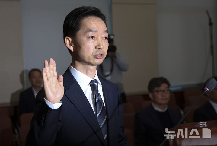 [서울=뉴시스] 김근수 기자 = 김지용 중대범죄수사청장 후보자가 14일 오전 서울 여의도 국회에서 열린 중수청장 후보자 인사청문회에서 증인 선서를 하고 있다. 2026.10.14. ks@newsis.com