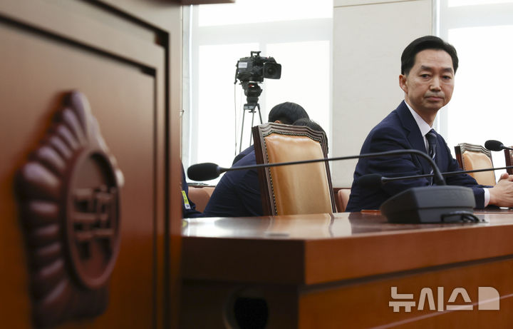[서울=뉴시스] 김근수 기자 = 김지용 중대범죄수사청장 후보자가 14일 오전 서울 여의도 국회에서 열린 중수청장 후보자 인사청문회에서 준비하고 있다. 2026.10.14. ks@newsis.com