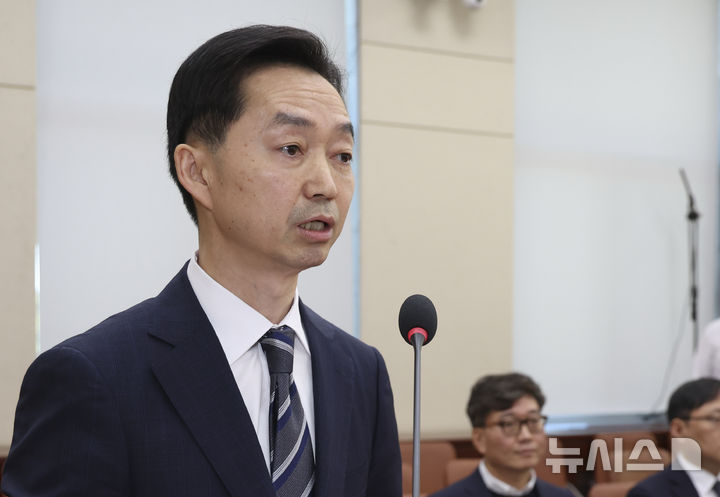 [서울=뉴시스] 김근수 기자 = 김지용 초대 중대범죄수사청(중수청)장 후보자가 출범 13일 만에 수장으로 전격 임명됐다. 지난달 7일 후보자로 지명된 지 38일 만에 조직을 이끌 청장 공백을 메우게 된 것이다. 사진은 김 후보자. 2026.10.15. ks@newsis.com