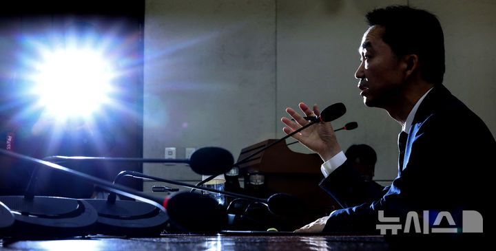 [서울=뉴시스] 김근수 기자 = 김지용 중대범죄수사청장 후보자가 14일 오전 서울 여의도 국회에서 열린 중수청장 후보자 인사청문회에서 질의에 답하고 있다. 2026.10.14. ks@newsis.com