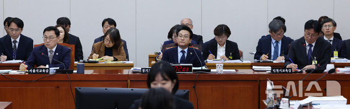 [서울=뉴시스] 고범준 기자 = 정근식(왼쪽부터) 서울시교육감, 안민석 경기도교육감, 도성훈 인천시교육감이 14일 서울 여의도 국회에서 열린 교육위원회 국정감사(서울교육청 등)에 출석해 자리하고 있다. 2026.10.14. bjko@newsis.com