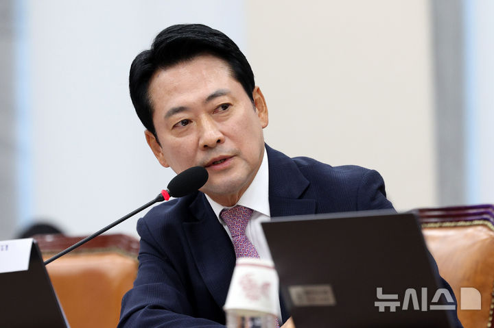 [서울=뉴시스] 고범준 기자 = 장동혁 국민의힘 대표가 14일 서울 여의도 국회에서 열린 교육위원회 국정감사(서울교육청 등)에서 질의를 하고 있다. 2026.10.14. bjko@newsis.com